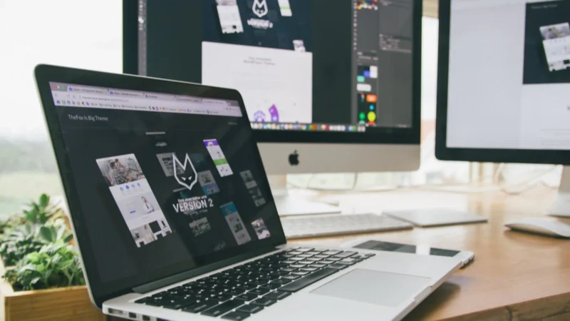 'Werkplek met een laptop waarop een bedrijfswebsite wordt gebouwd'