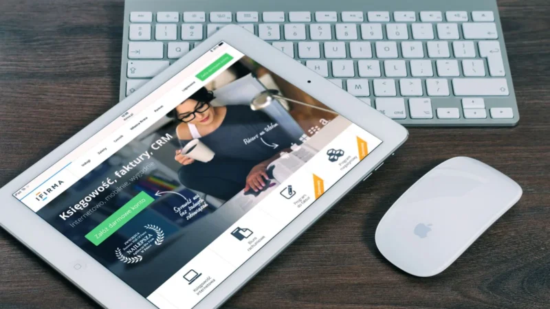 'Tablet op een bureau met een webshop in beeld'