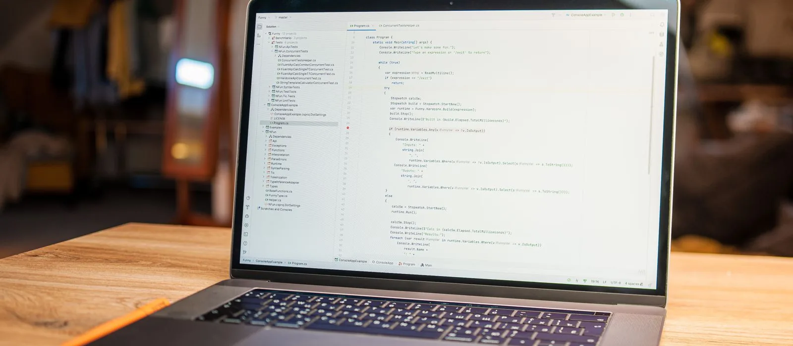 Laptop op een houten bureau met programmacode op het scherm